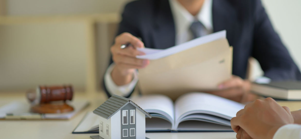 The,Lawyer,Is,Consulting,Clients,About,The,House,Purchase,Contract.